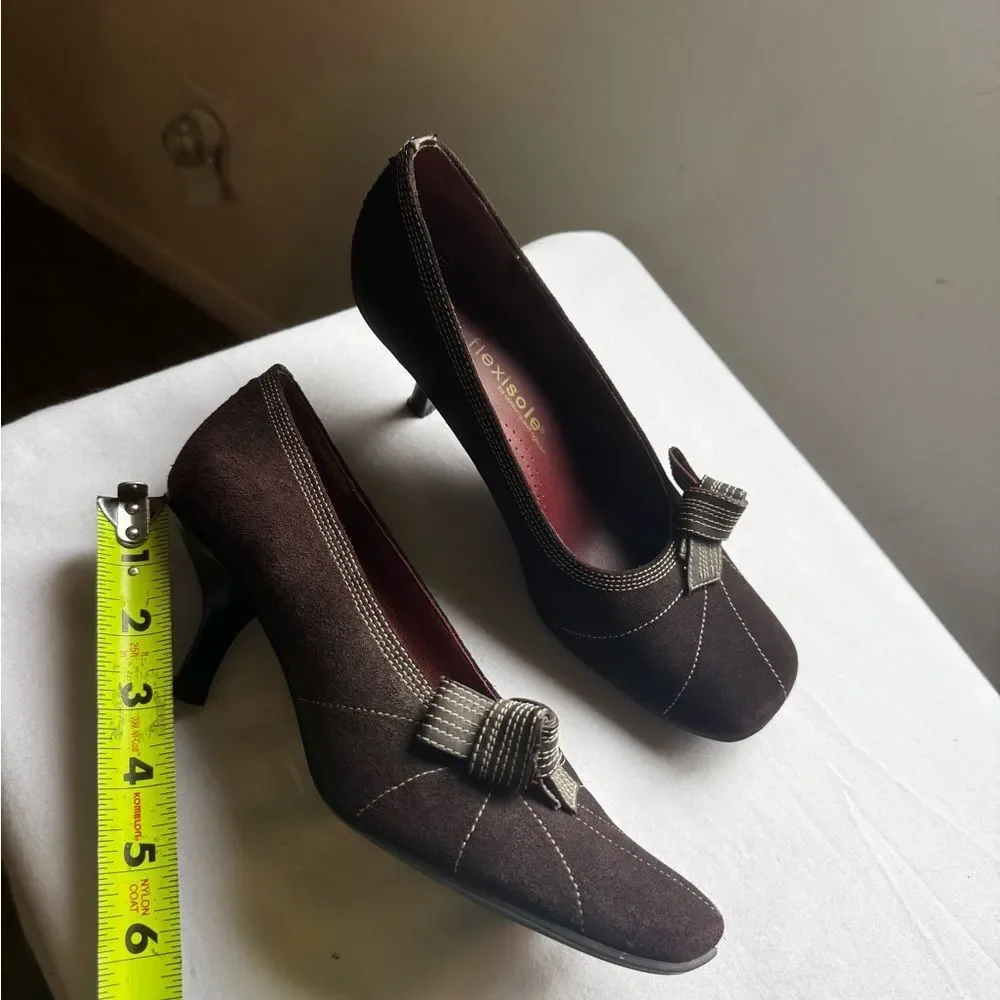 Y2K Rare Flexisole Pumps with a Bow Tie accent and a kitten heel style. size 7